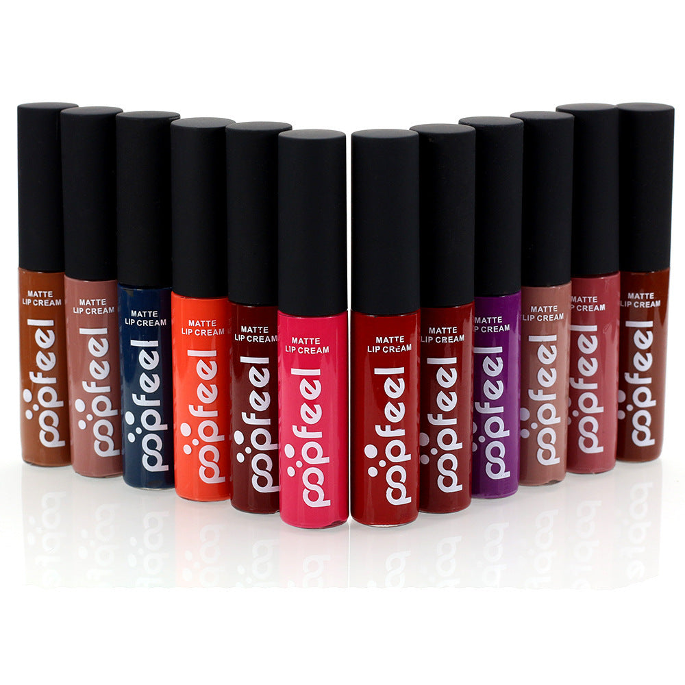 Set de 12 labiales LuxuryGlow con brillo labial: duraderos, hidratantes y resistentes a las manchas.
