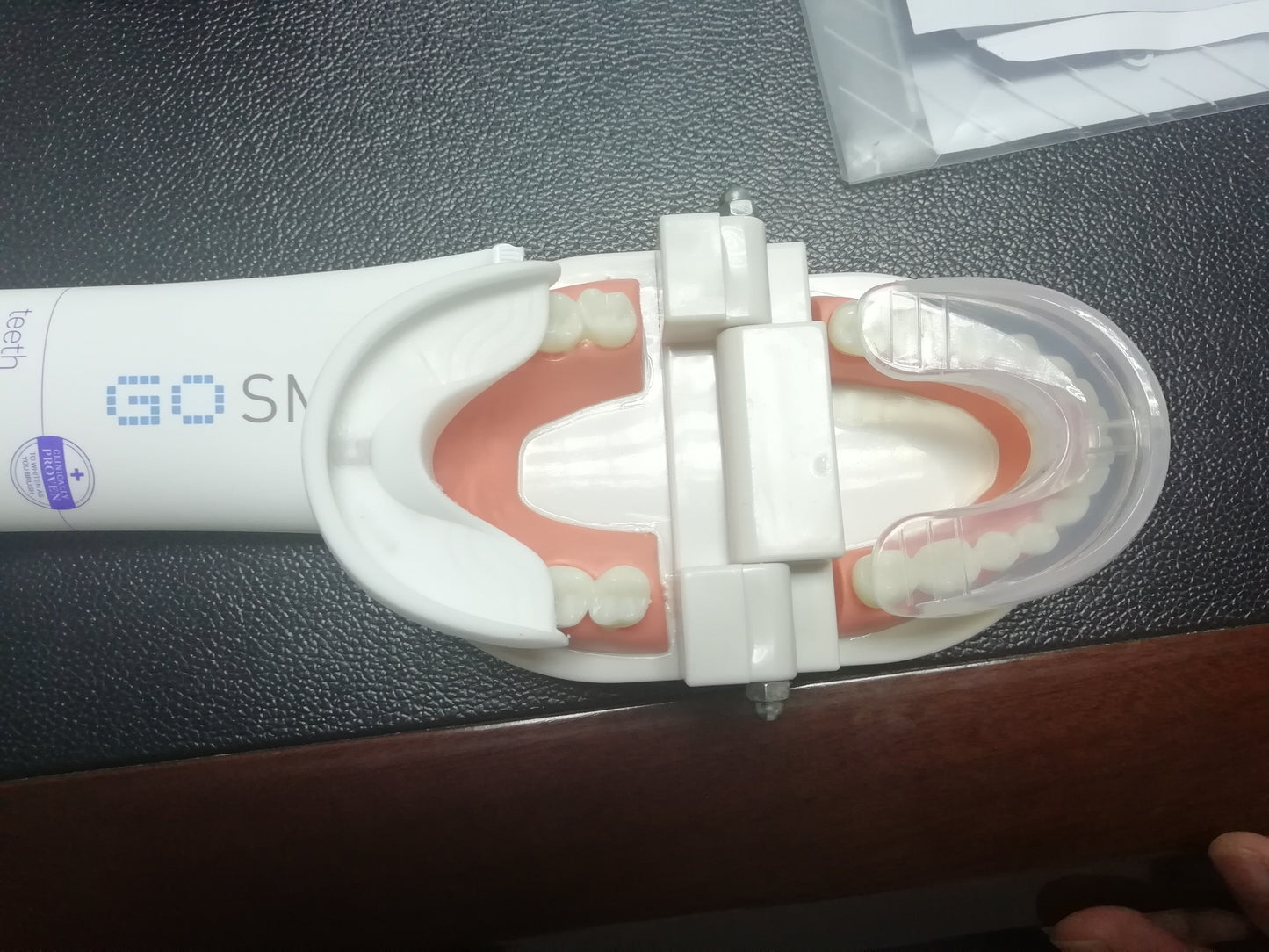 Cepillo de dientes eléctrico automático LuxuryGlow 360°: en forma de U, luz azul, resistente al agua y recargable por USB.