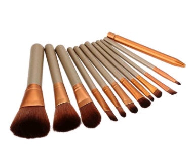 Juego de 12 brochas de maquillaje LuxuryGlow con estuche de hierro: cerdas de rayón y mangos de madera