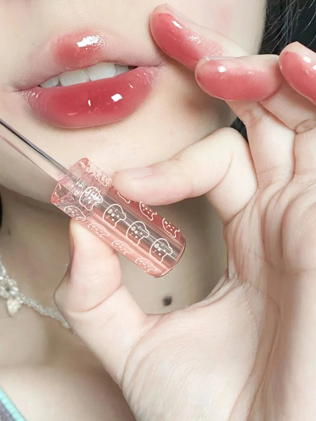 Brillo de labios con efecto espejo en rosa cereza LuxuryGlow: aceite labial hidratante con brillo de cristal