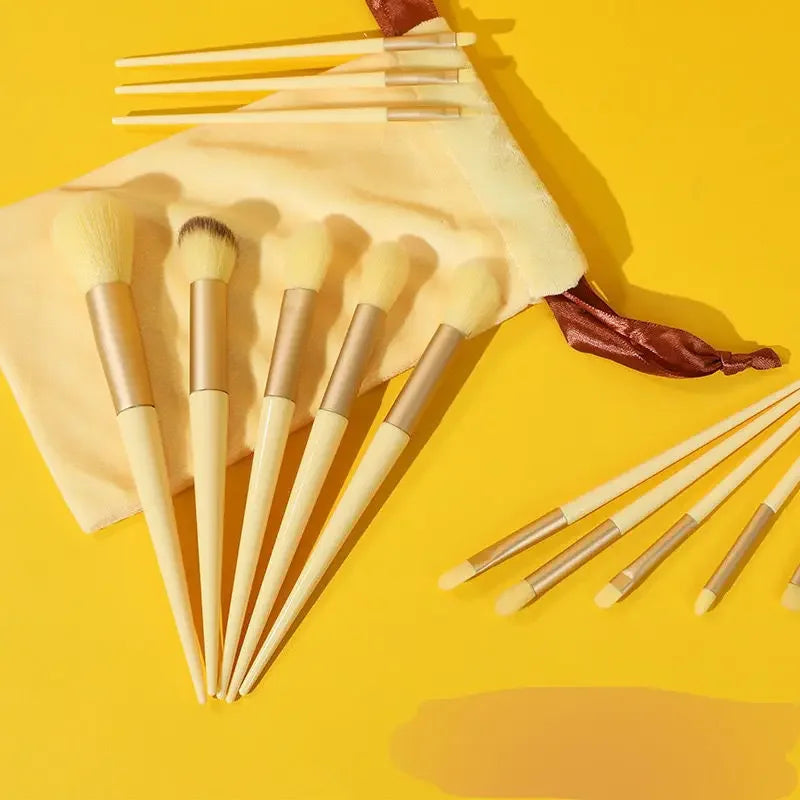 LuxuryGlow - Juego de 13 brochas de maquillaje profesionales: brochas de nailon suaves para base, sombra de ojos y rubor, con estuche de viaje