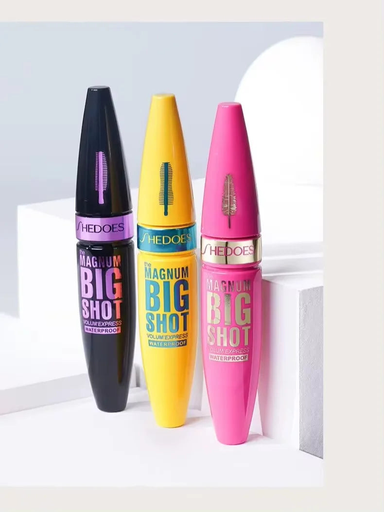Máscara de pestañas alargadora LuxuryGlow resistente al agua: resistente a las manchas, densa y de larga duración.