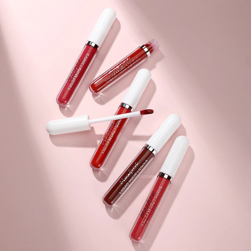 Lápiz labial líquido mate MAXFINE: alta pigmentación, resistente al agua y antiadherente.