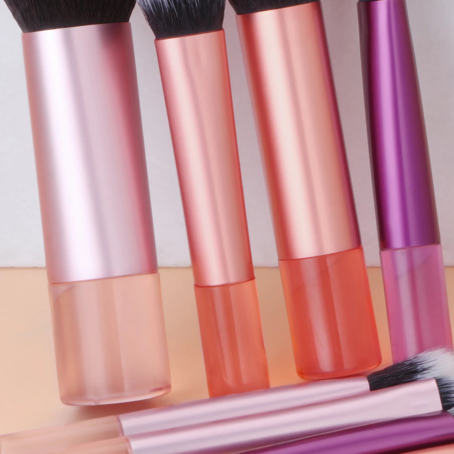 مجموعة فرش مكياج صغيرة من LuxuryGlow، 10 ألوان، مجموعة سفر محمولة مع إسفنجة وأدوات