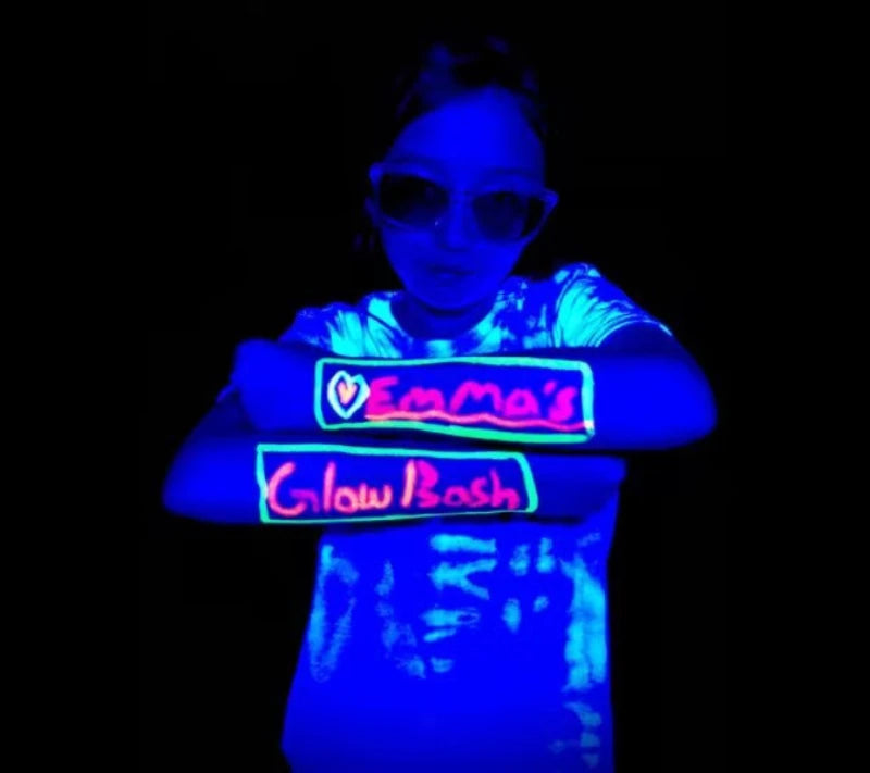 مجموعة أقلام تلوين الوجه المضيئة في الظلام من LuxuryGlow - 6 قطع من أقلام مكياج نيون غير سامة