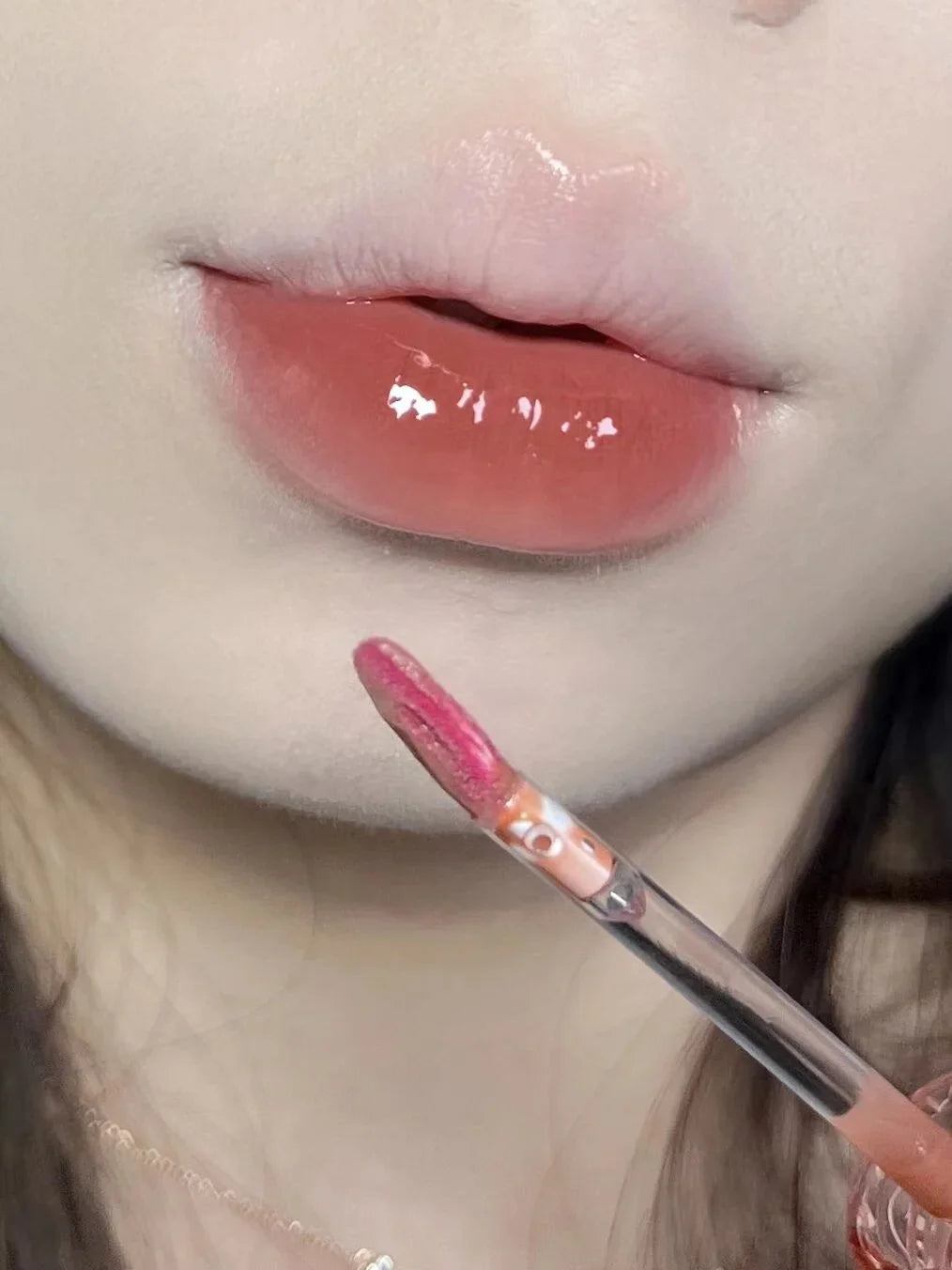 Brillo de labios con efecto espejo en rosa cereza LuxuryGlow: aceite labial hidratante con brillo de cristal