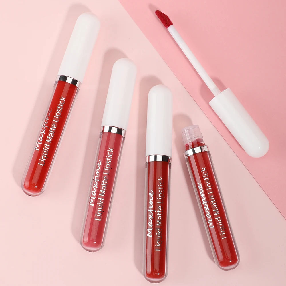 Lápiz labial líquido mate MAXFINE: alta pigmentación, resistente al agua y antiadherente.
