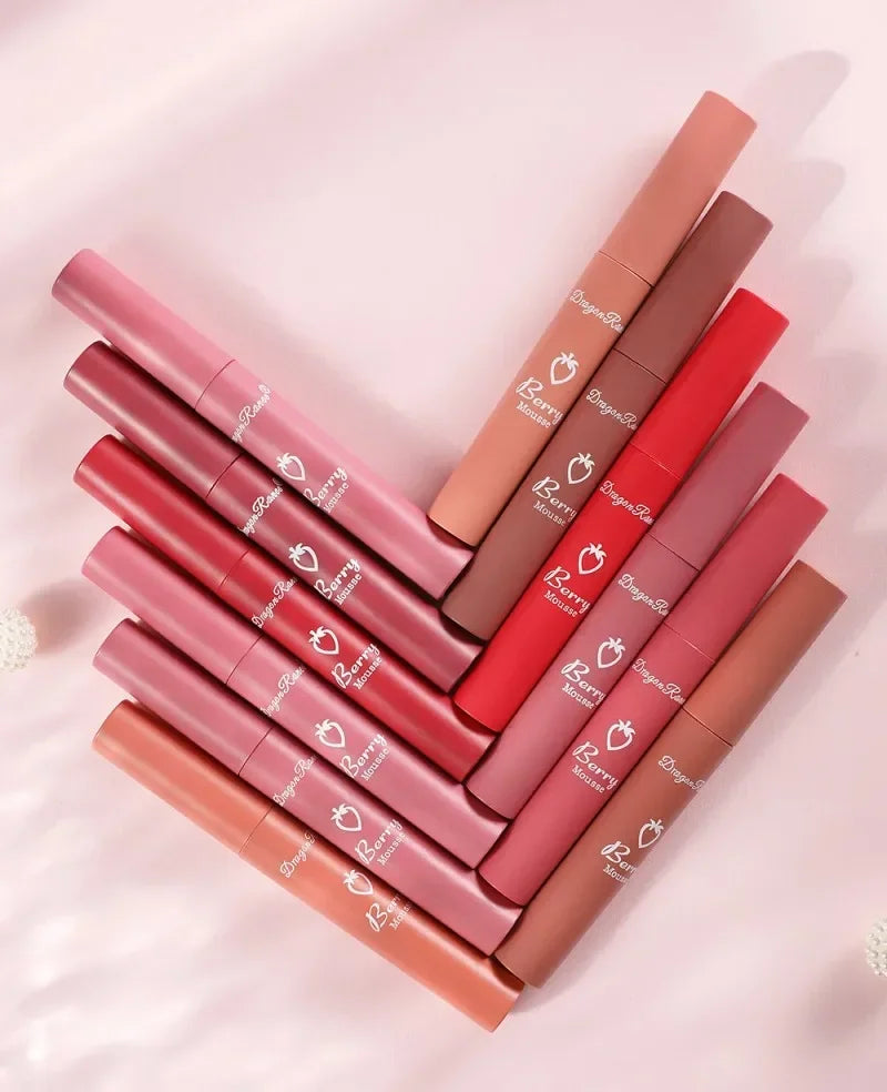 Brillo de labios mate nude LuxuryGlow: 12 colores aterciopelados, resistente al agua y de larga duración.