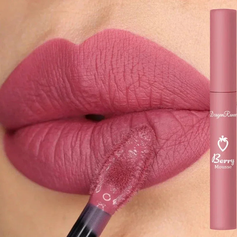 Brillo de labios mate nude LuxuryGlow: 12 colores aterciopelados, resistente al agua y de larga duración.