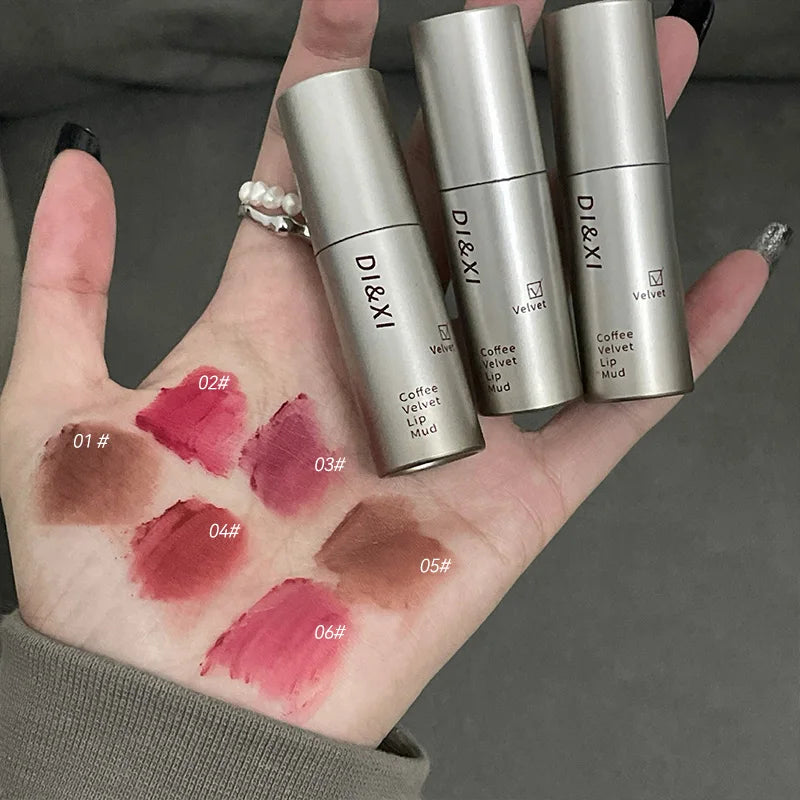 Mini brillo labial mate DIXI: acabado aterciopelado, tono latte, fácil de aplicar