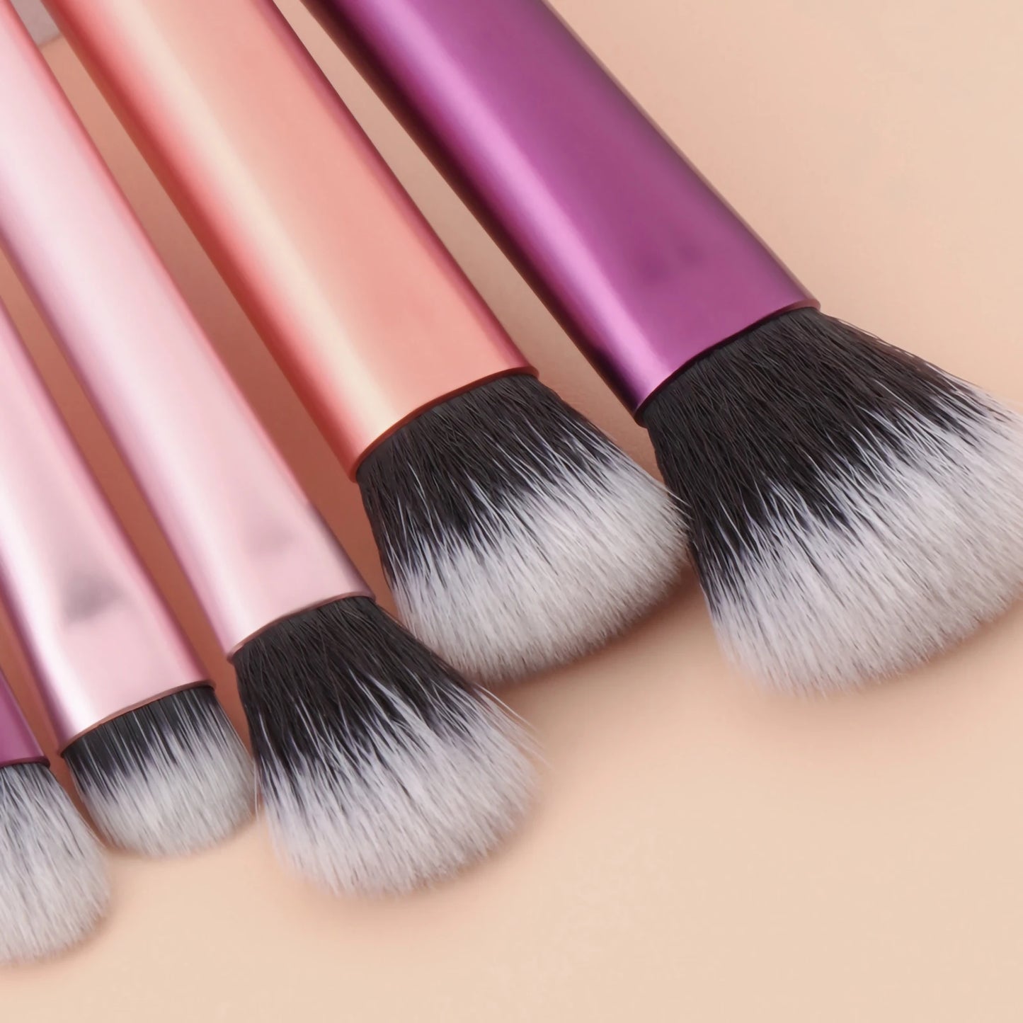 مجموعة فرش مكياج صغيرة من LuxuryGlow، 10 ألوان، مجموعة سفر محمولة مع إسفنجة وأدوات