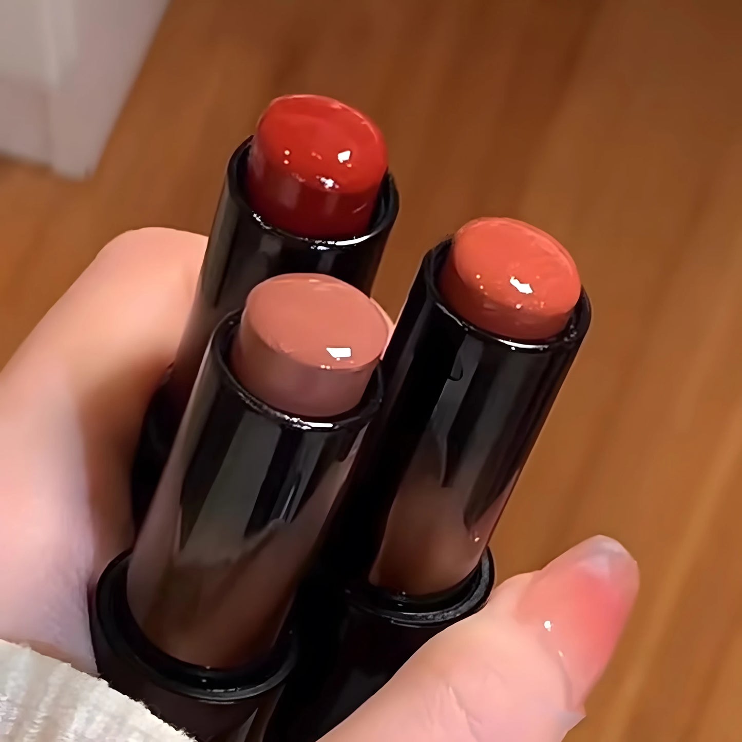 Lápiz labial resistente al agua LuxuryGlow Red Brown: hidratante, duradero y con brillo de espejo.