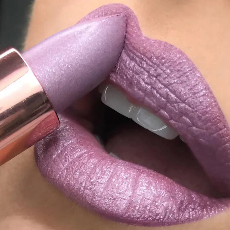 Lápiz labial LuxuryGlow con brillo que cambia de color: mate, hidratante y resistente al agua.