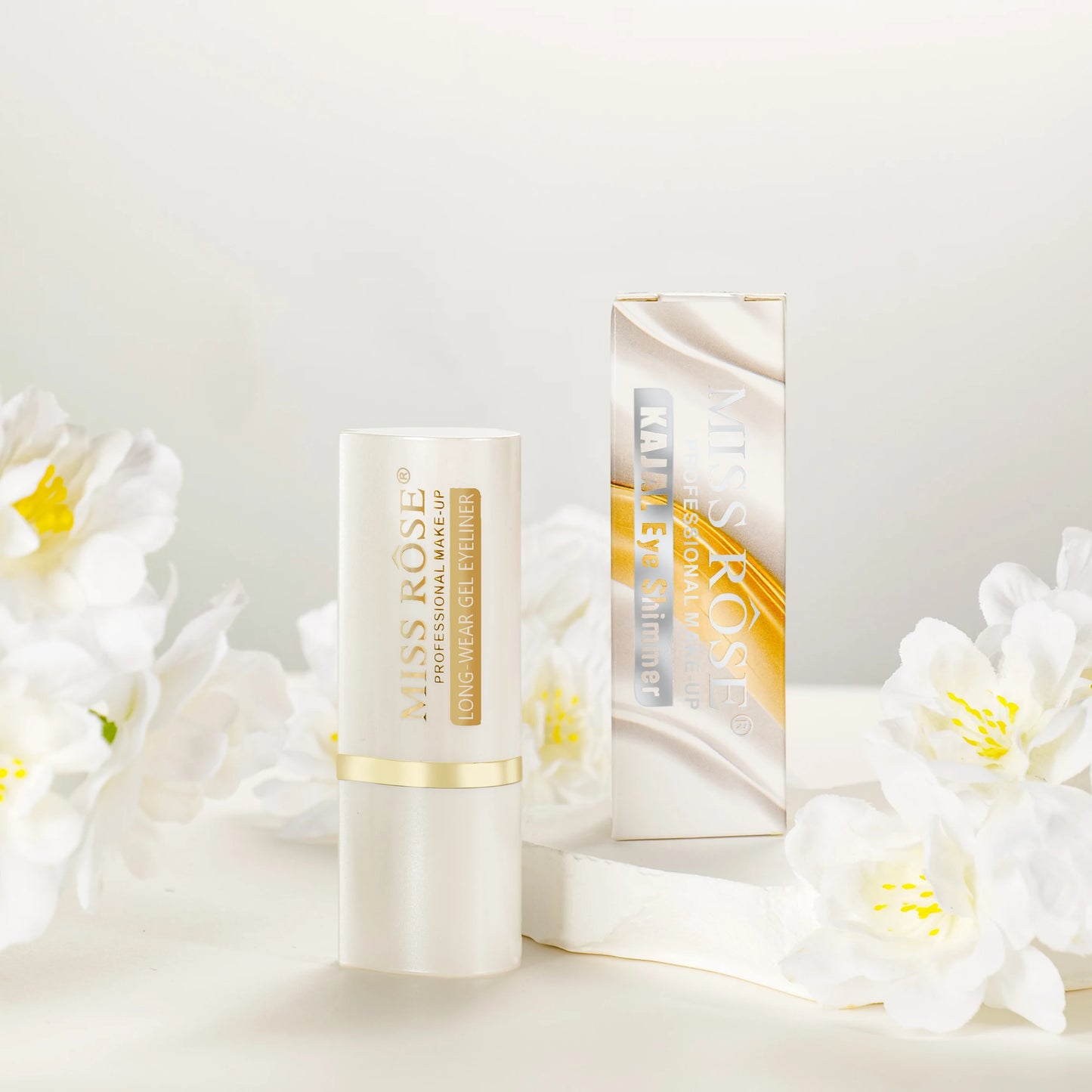 Lápiz delineador cremoso a prueba de agua LuxuryGlow: fácil de deslizar, resistente a las manchas, de larga duración.