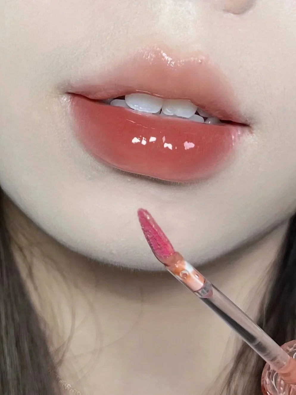 Brillo de labios con efecto espejo en rosa cereza LuxuryGlow: aceite labial hidratante con brillo de cristal