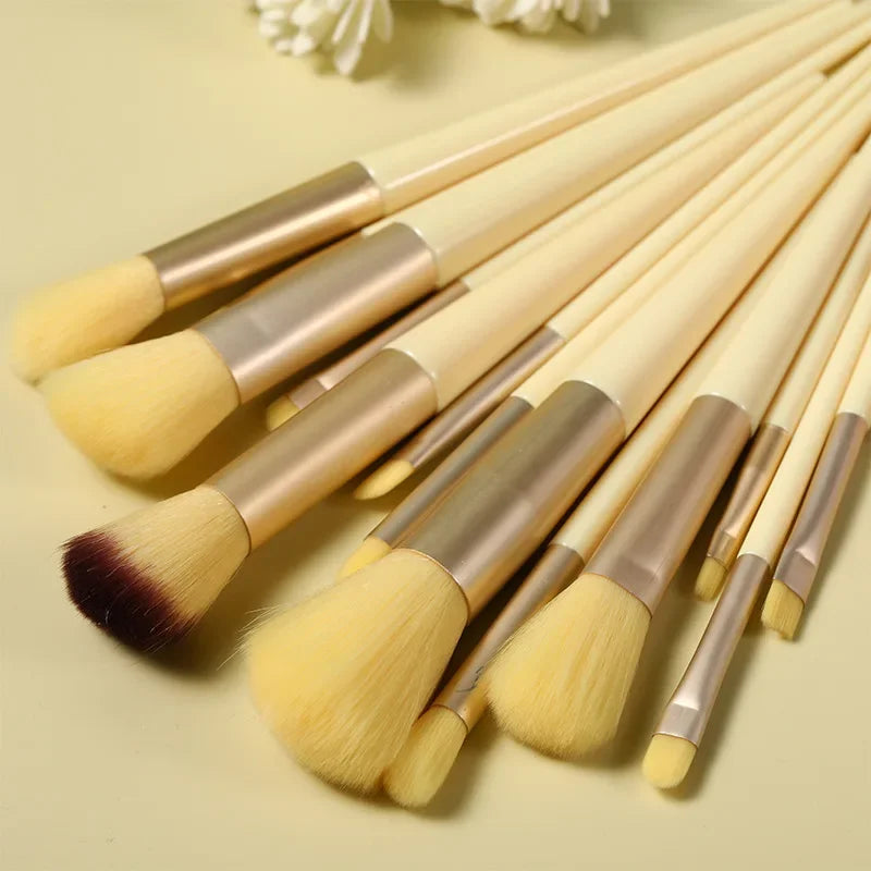 LuxuryGlow - Juego de 13 brochas de maquillaje profesionales: brochas de nailon suaves para base, sombra de ojos y rubor, con estuche de viaje