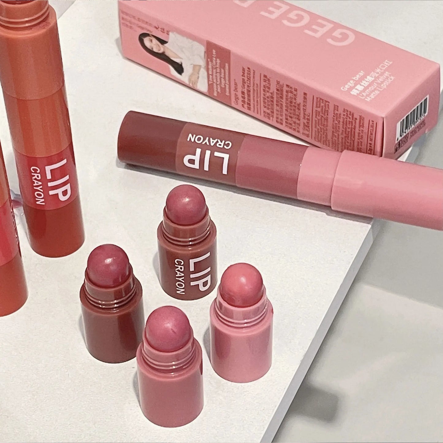 Lápiz labial LuxuryGlow Matte Velvet Mist de 4 colores: resistente al agua, duradero e hidratante.