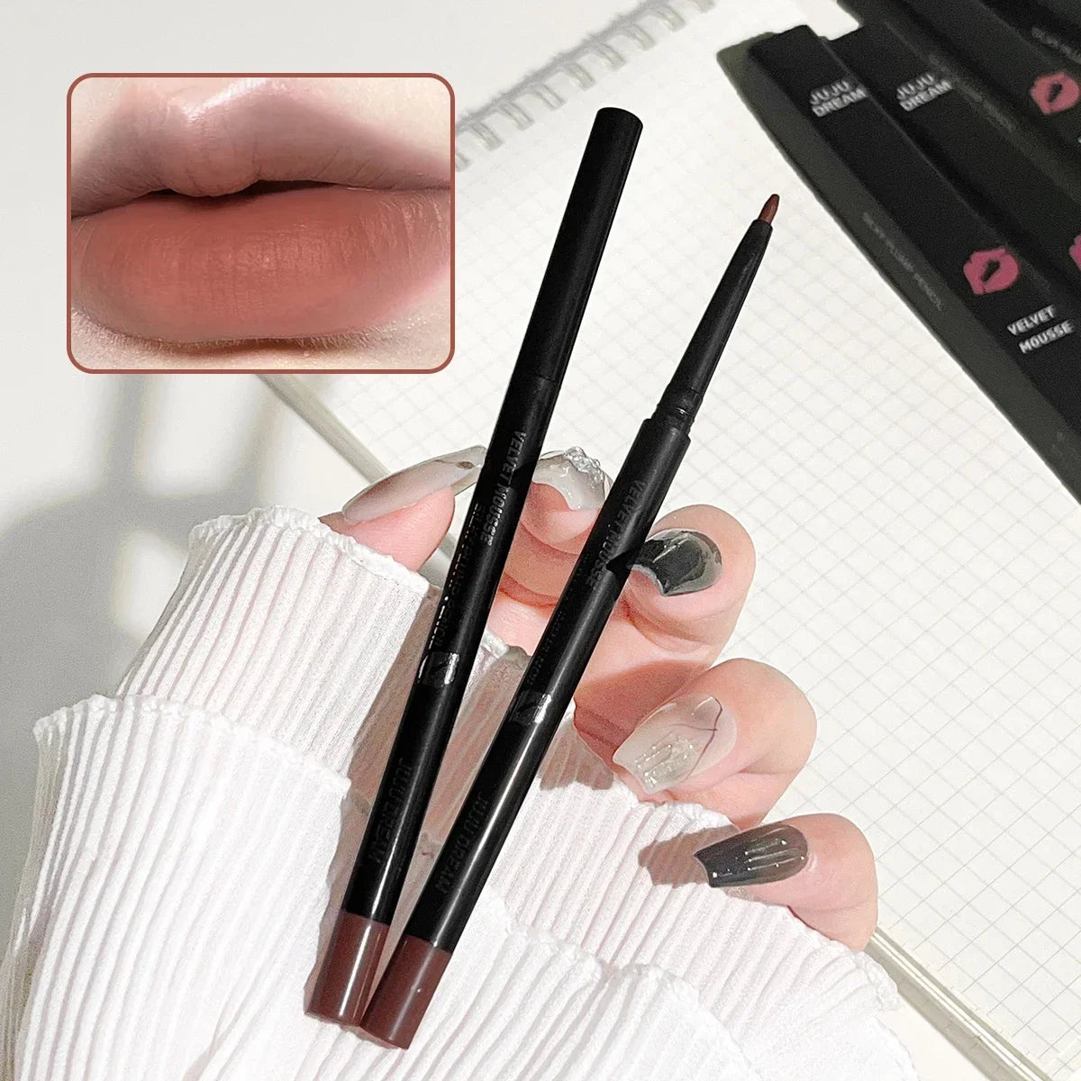 Lápiz delineador de labios mate a prueba de agua LuxuryGlow: 5 tonos duraderos y resistentes a las manchas para un contorno y una definición de labios perfectos.