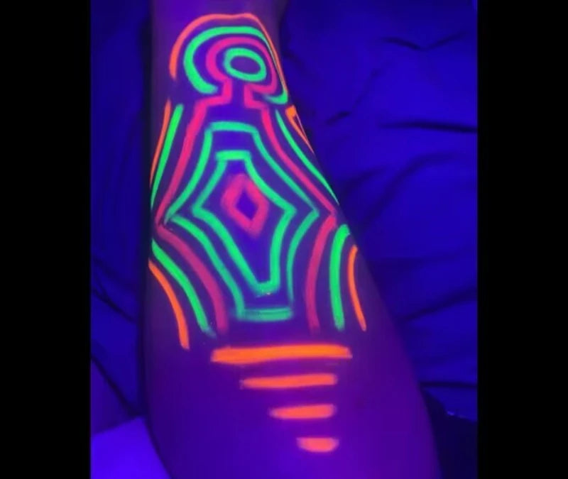 مجموعة أقلام تلوين الوجه المضيئة في الظلام من LuxuryGlow - 6 قطع من أقلام مكياج نيون غير سامة