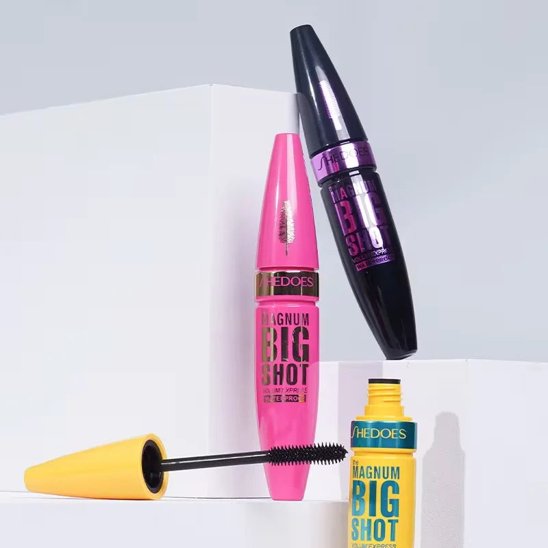 Máscara de pestañas alargadora LuxuryGlow resistente al agua: resistente a las manchas, densa y de larga duración.