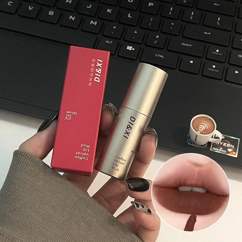 Mini brillo labial mate DIXI: acabado aterciopelado, tono latte, fácil de aplicar