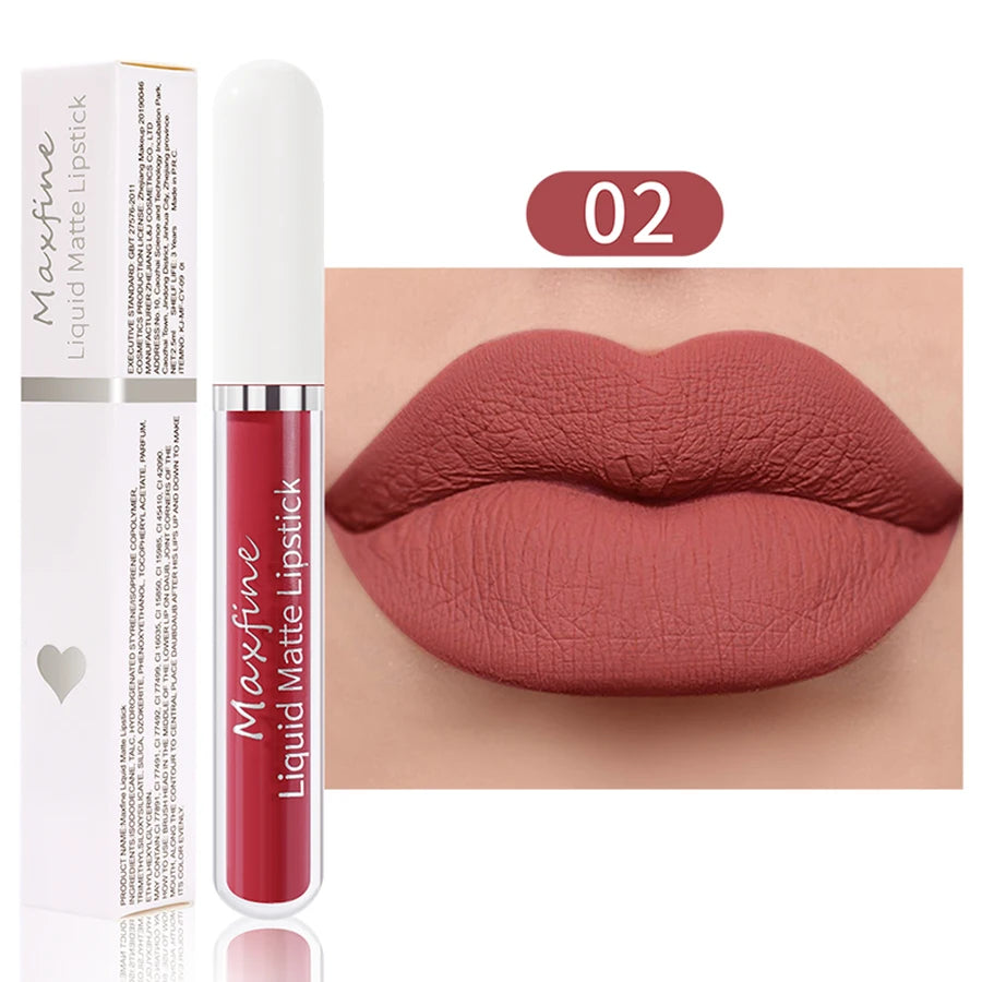 Lápiz labial líquido mate MAXFINE: alta pigmentación, resistente al agua y antiadherente.