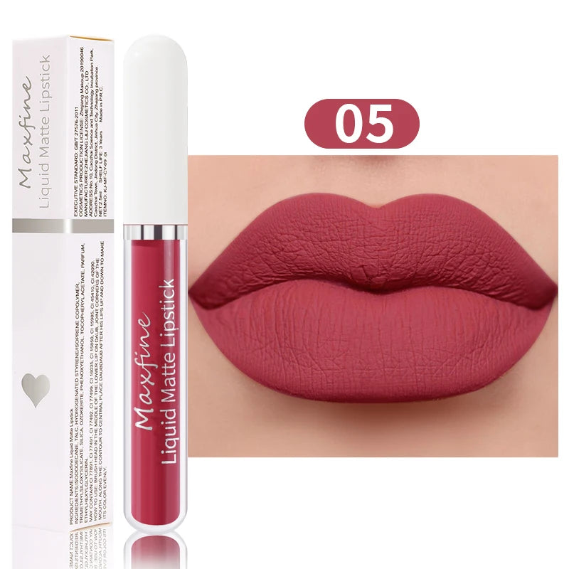 Lápiz labial líquido mate MAXFINE: alta pigmentación, resistente al agua y antiadherente.