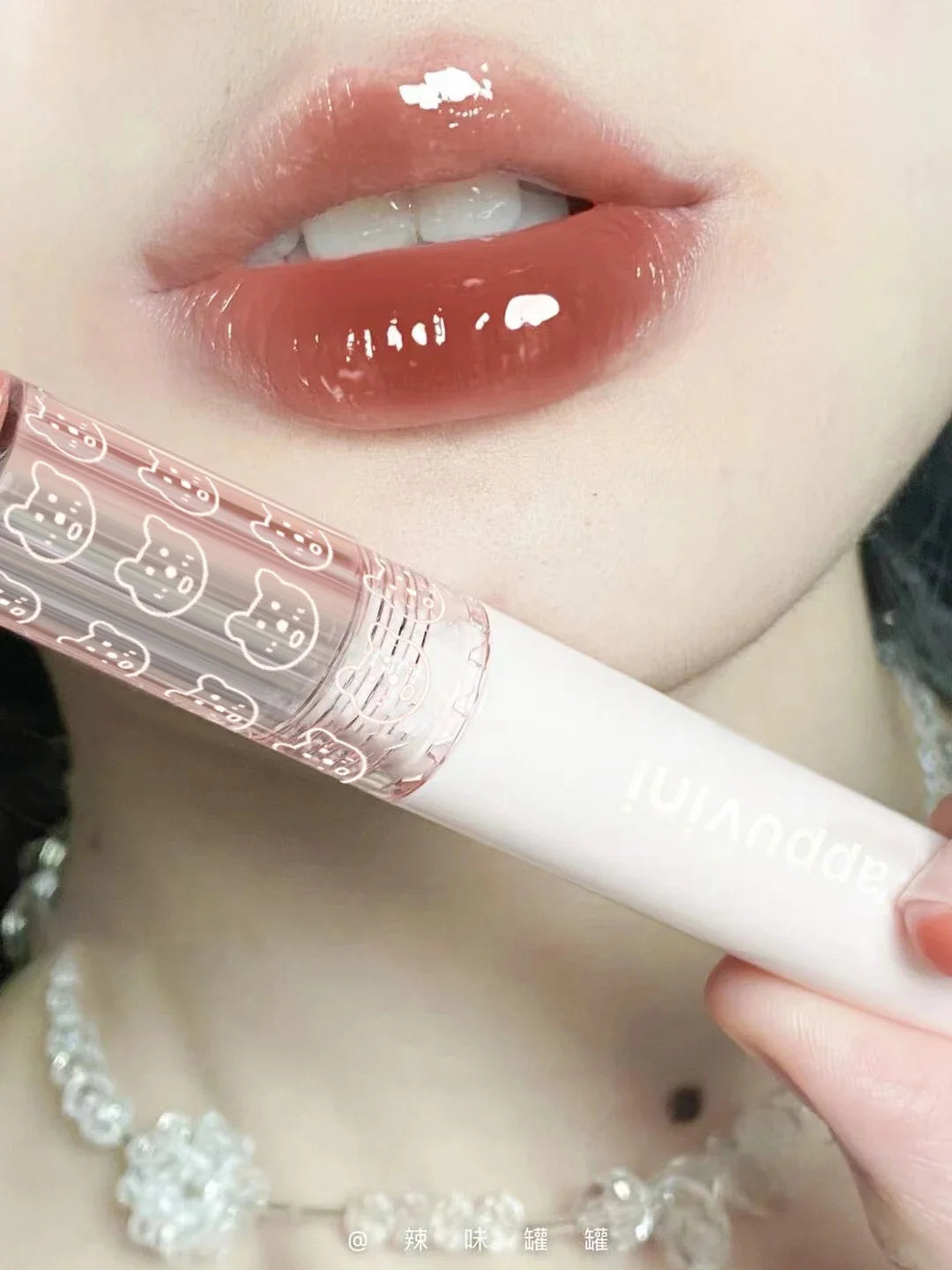 Brillo de labios con efecto espejo en rosa cereza LuxuryGlow: aceite labial hidratante con brillo de cristal