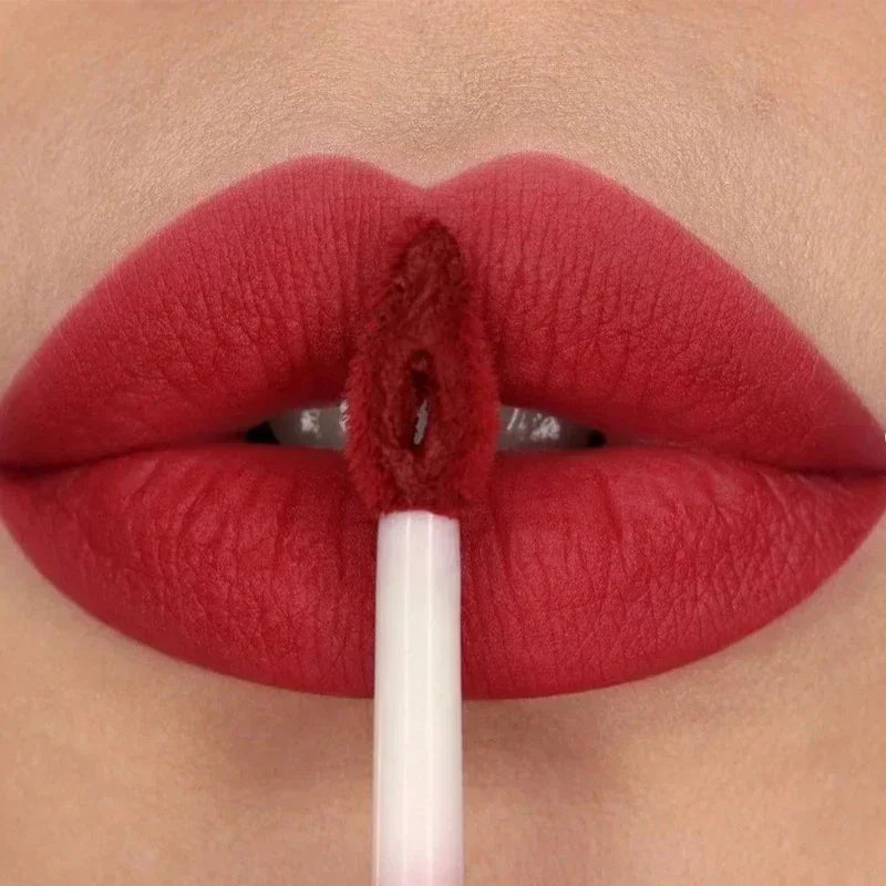 Brillo de labios mate nude LuxuryGlow: 12 colores aterciopelados, resistente al agua y de larga duración.