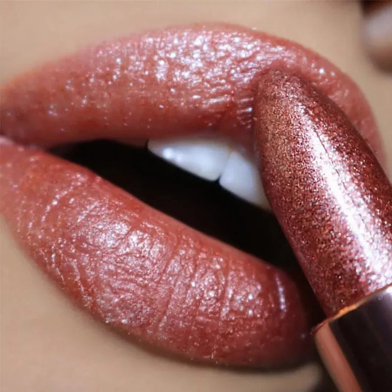 Lápiz labial LuxuryGlow con brillo que cambia de color: mate, hidratante y resistente al agua.