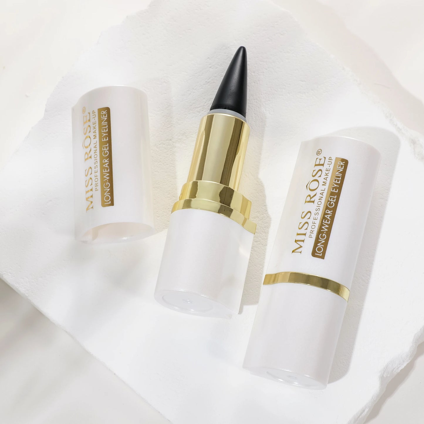 Lápiz delineador cremoso a prueba de agua LuxuryGlow: fácil de deslizar, resistente a las manchas, de larga duración.