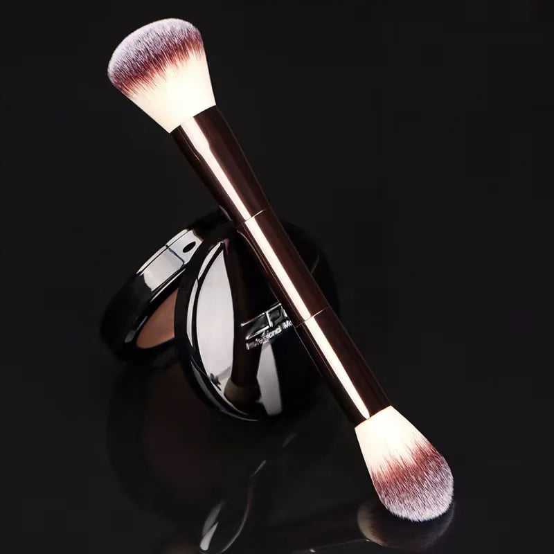 Brocha de maquillaje de doble cabezal LuxuryGlow: fibra de lana suave, aplicación precisa y diseño elegante para iluminar, ruborizar y contornear.
