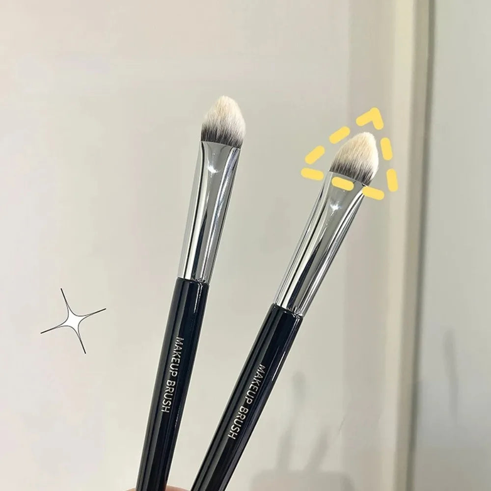فرشاة كريم الأساس والكونسيلر ثلاثية الزوايا من LuxuryGlow 3 في 1 - تحديد الوجه، وإضاءة الوجه، ودمجه