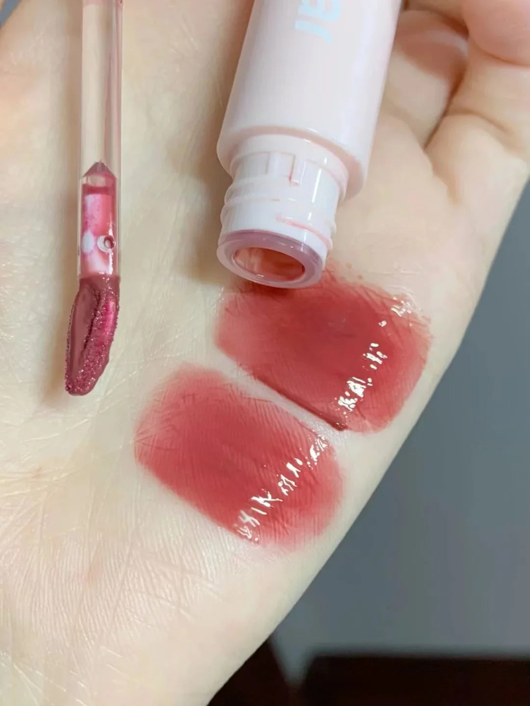 Brillo de labios con efecto espejo en rosa cereza LuxuryGlow: aceite labial hidratante con brillo de cristal