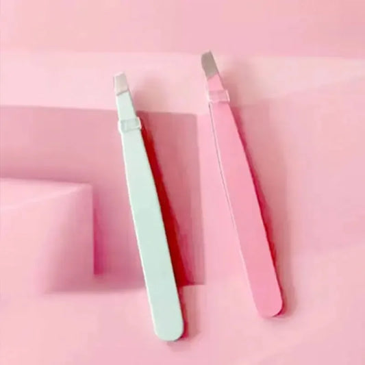 Pinzas para cejas de acero inoxidable LuxuryGlow con estuche de cuero para un cuidado preciso.