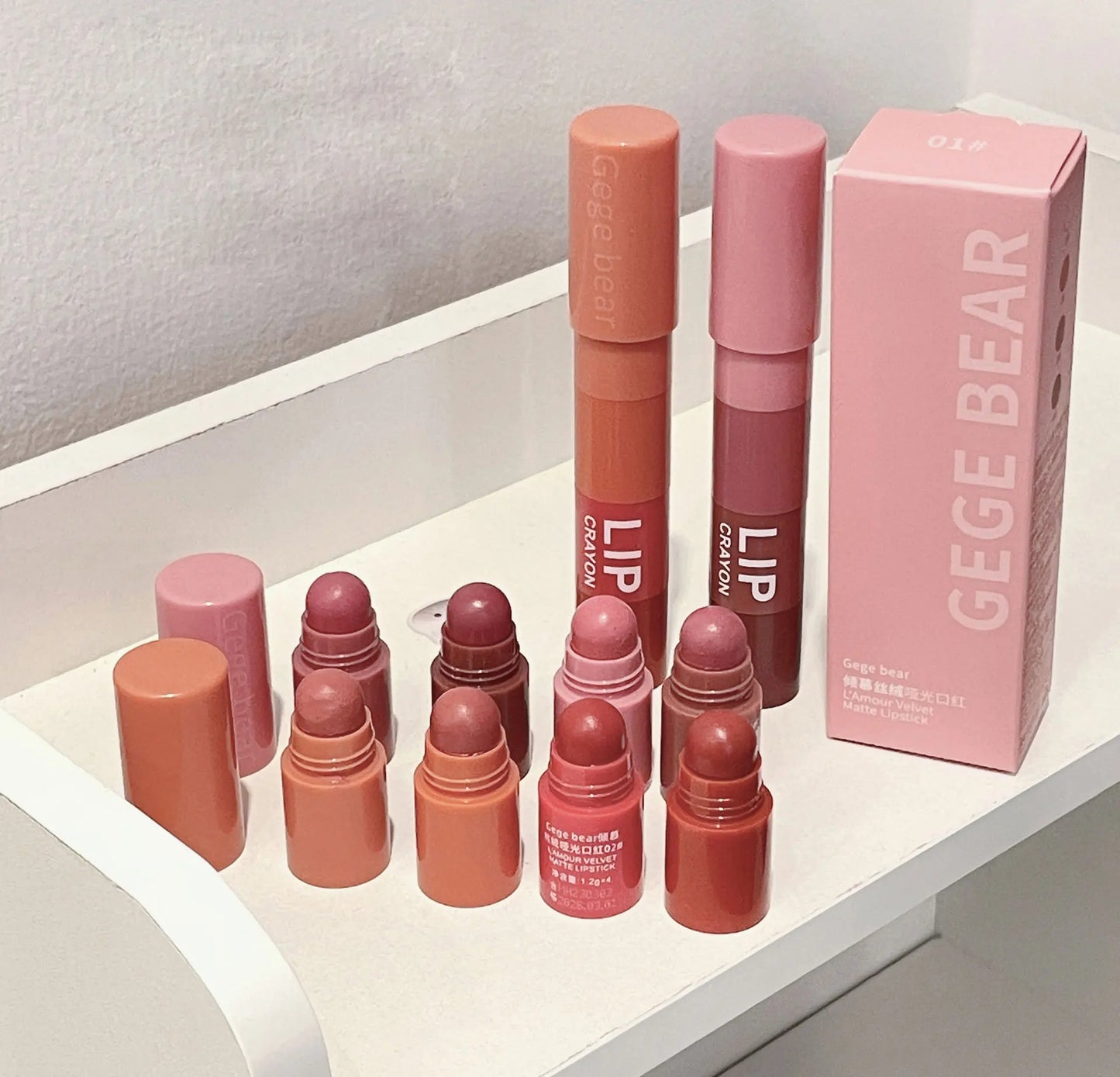 Lápiz labial LuxuryGlow Matte Velvet Mist de 4 colores: resistente al agua, duradero e hidratante.