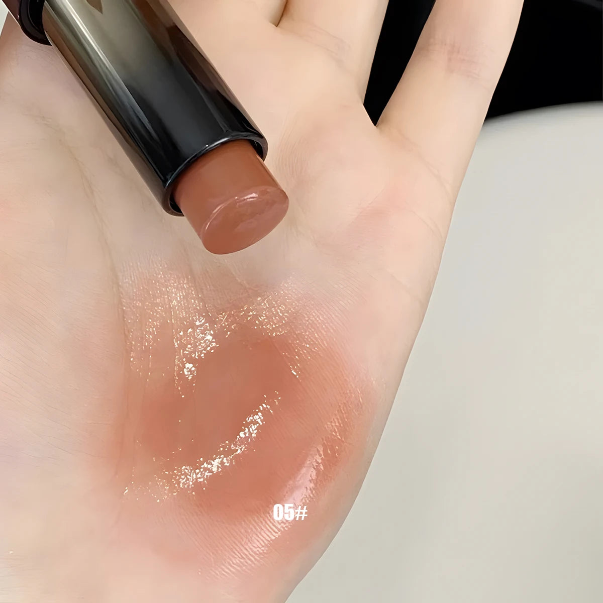 Lápiz labial resistente al agua LuxuryGlow Red Brown: hidratante, duradero y con brillo de espejo.