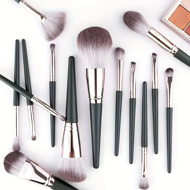 مجموعة فرش مكياج من الخيزران من LuxuryGlow، مكونة من 14 قطعة - فرش من ألياف الصوف الناعم للوجه والعينين