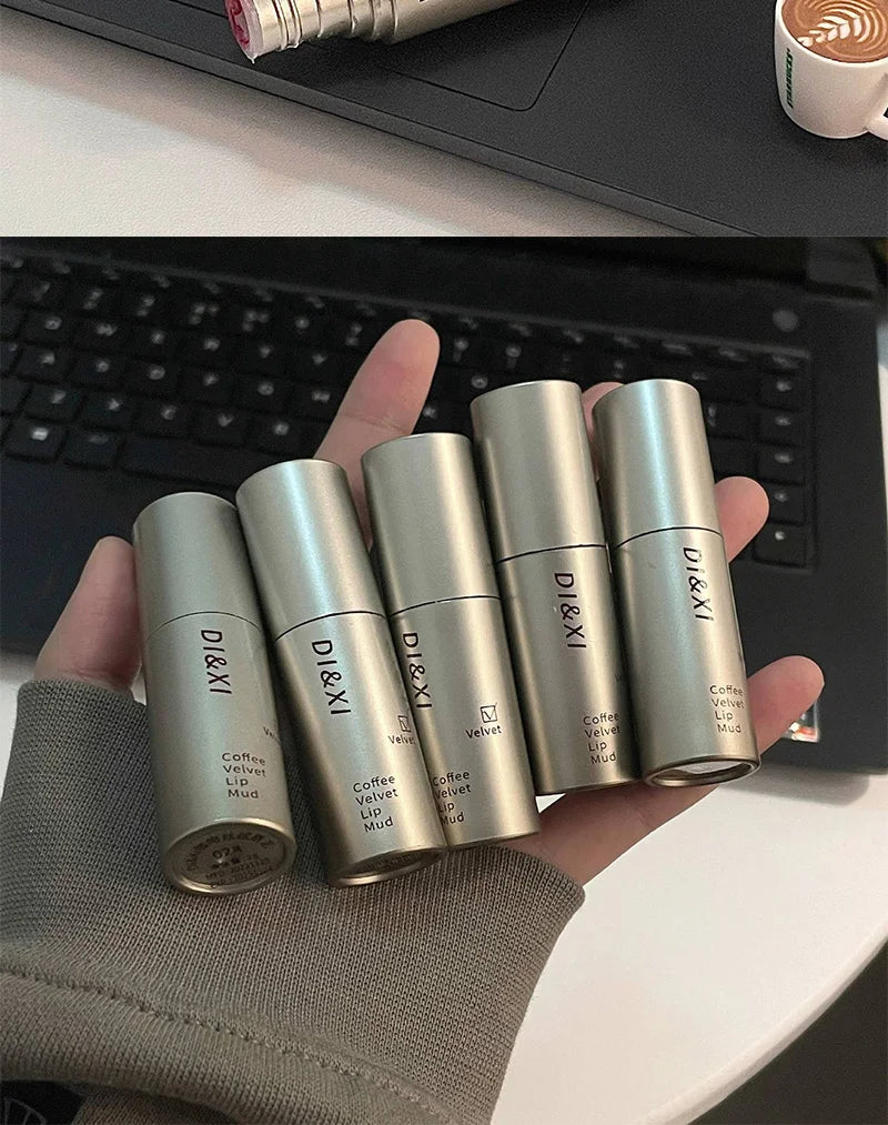 Mini brillo labial mate DIXI: acabado aterciopelado, tono latte, fácil de aplicar