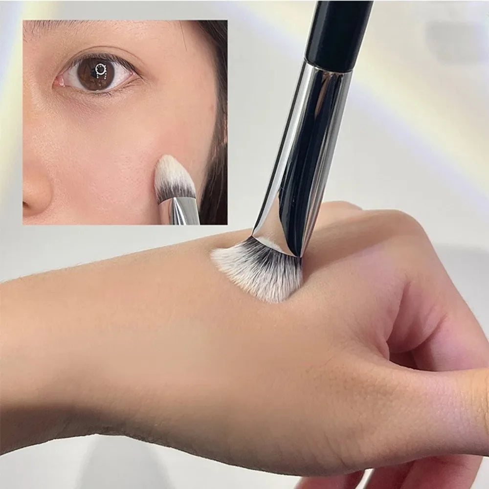 فرشاة كريم الأساس والكونسيلر ثلاثية الزوايا من LuxuryGlow 3 في 1 - تحديد الوجه، وإضاءة الوجه، ودمجه