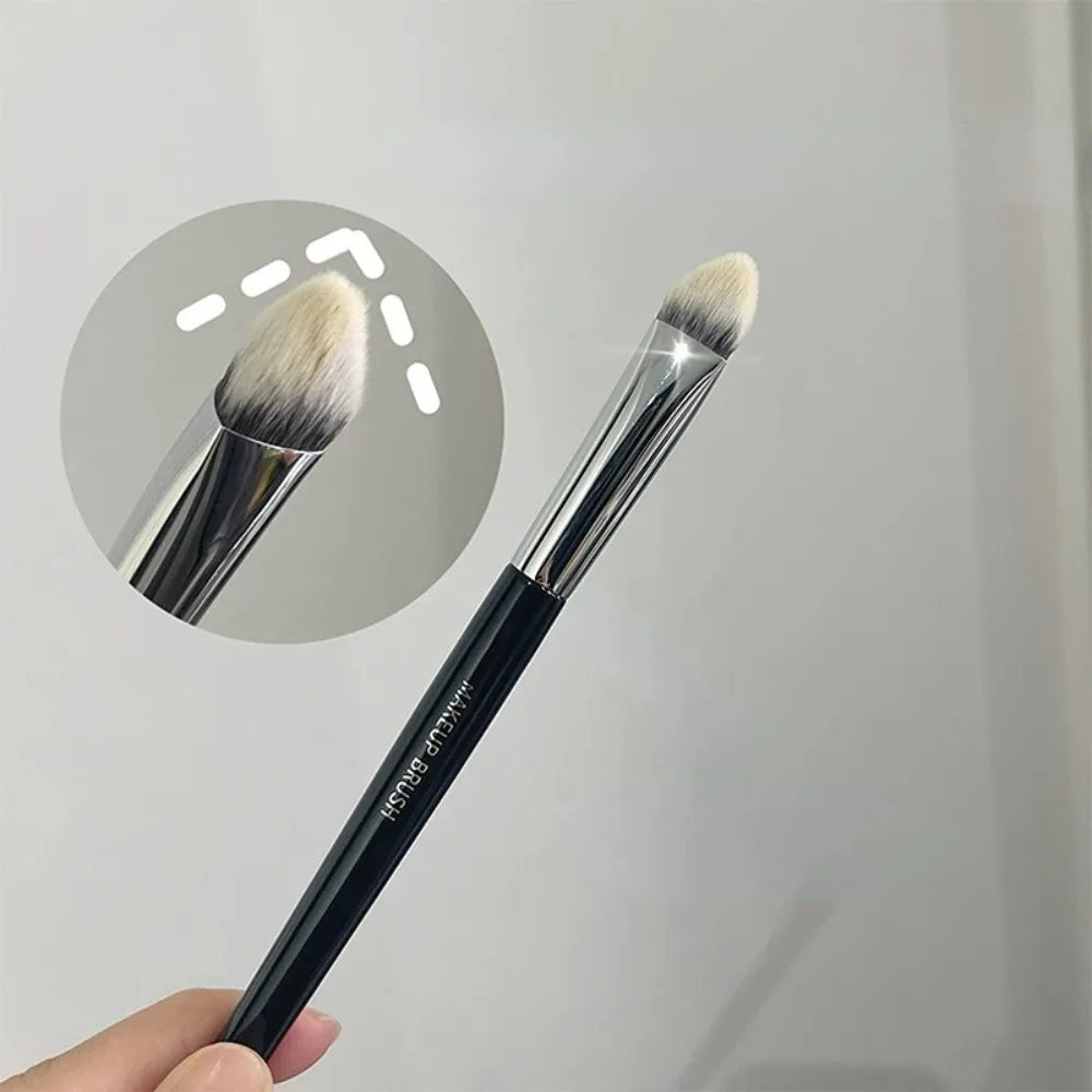 فرشاة كريم الأساس والكونسيلر ثلاثية الزوايا من LuxuryGlow 3 في 1 - تحديد الوجه، وإضاءة الوجه، ودمجه
