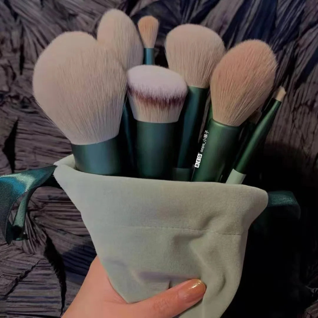LuxuryGlow - Juego de 13 brochas de maquillaje ultrasuaves con mango de bambú para base, sombra de ojos, labios y rubor | Kit profesional completo