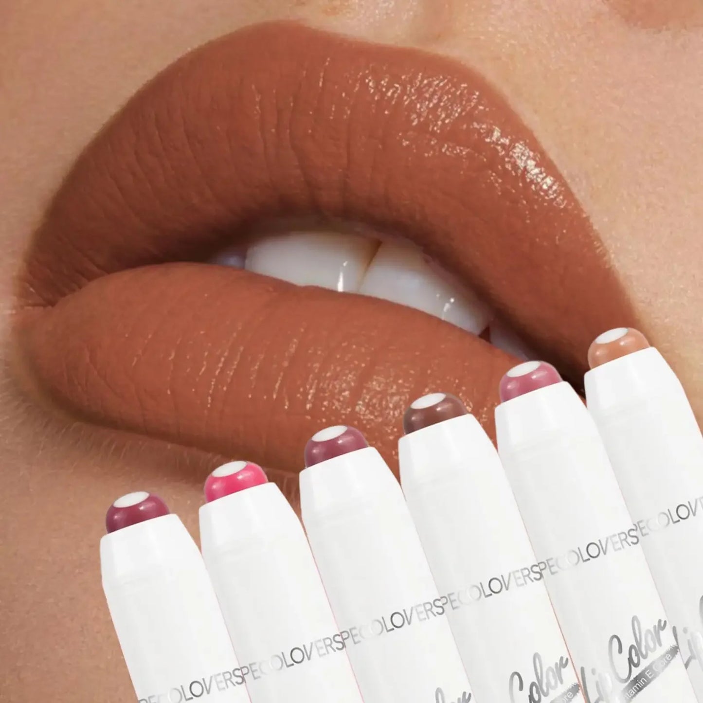 Lápiz labial mate LuxuryGlow 2 en 1 color nude y rojo: hidratante, resistente al agua y de larga duración.
