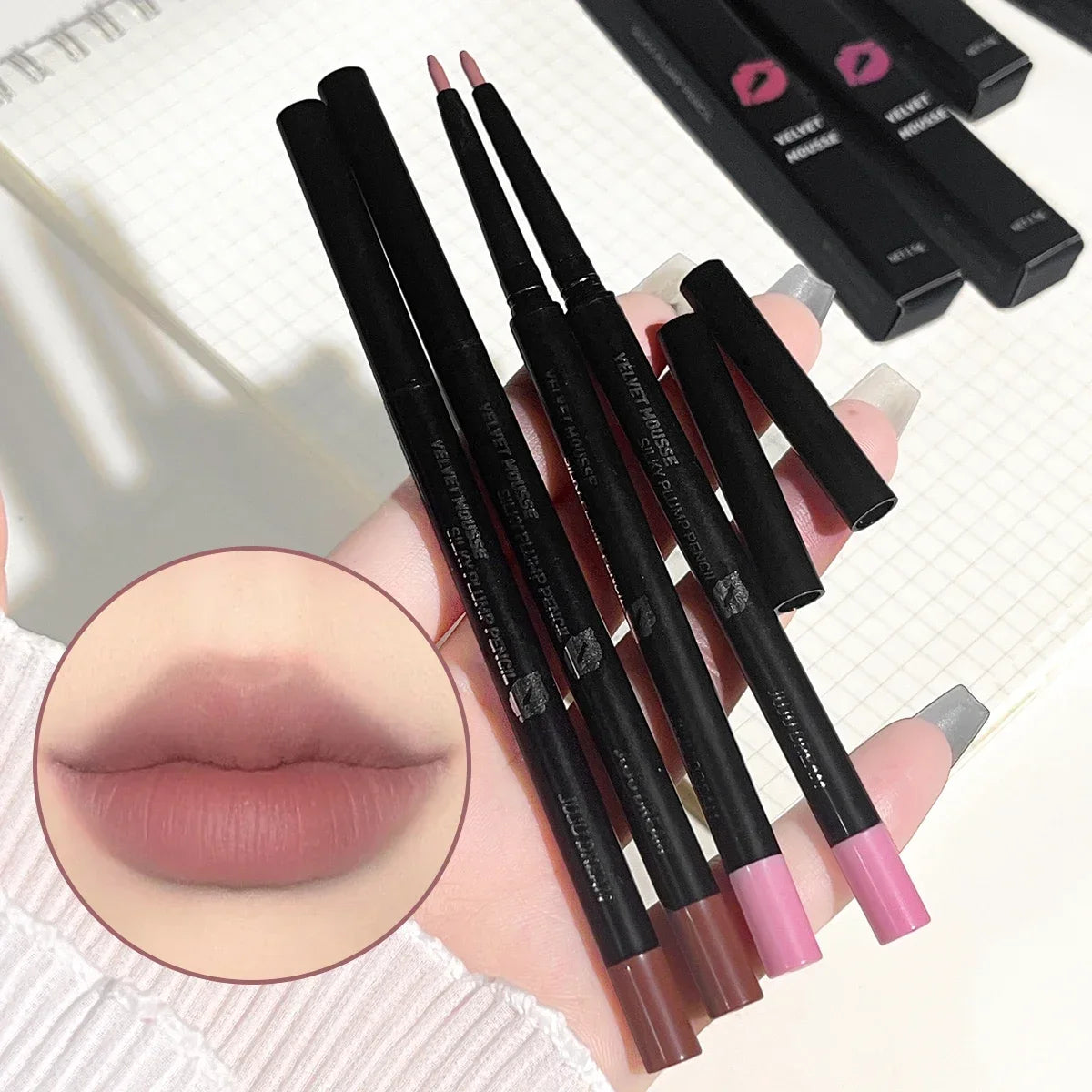 Lápiz delineador de labios mate a prueba de agua LuxuryGlow: 5 tonos duraderos y resistentes a las manchas para un contorno y una definición de labios perfectos.