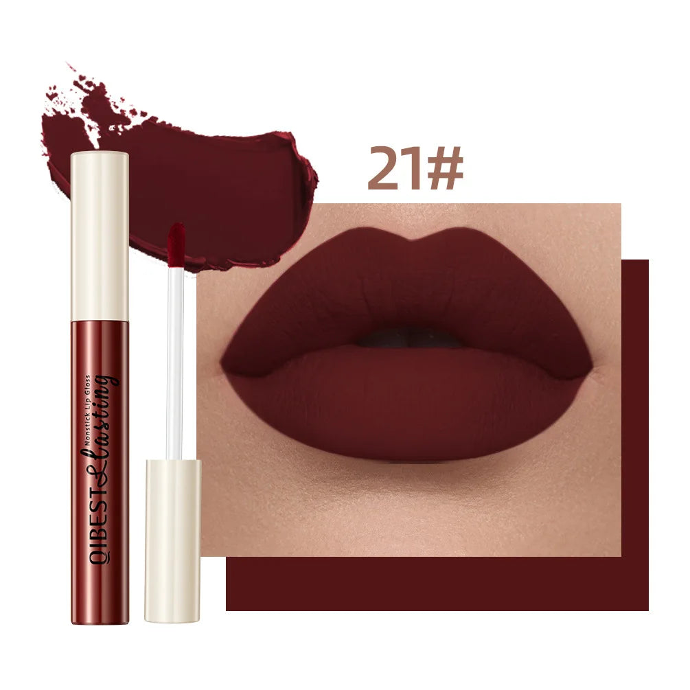Labial líquido mate QiBest: duradero, resistente a las manchas y con acabado aterciopelado.