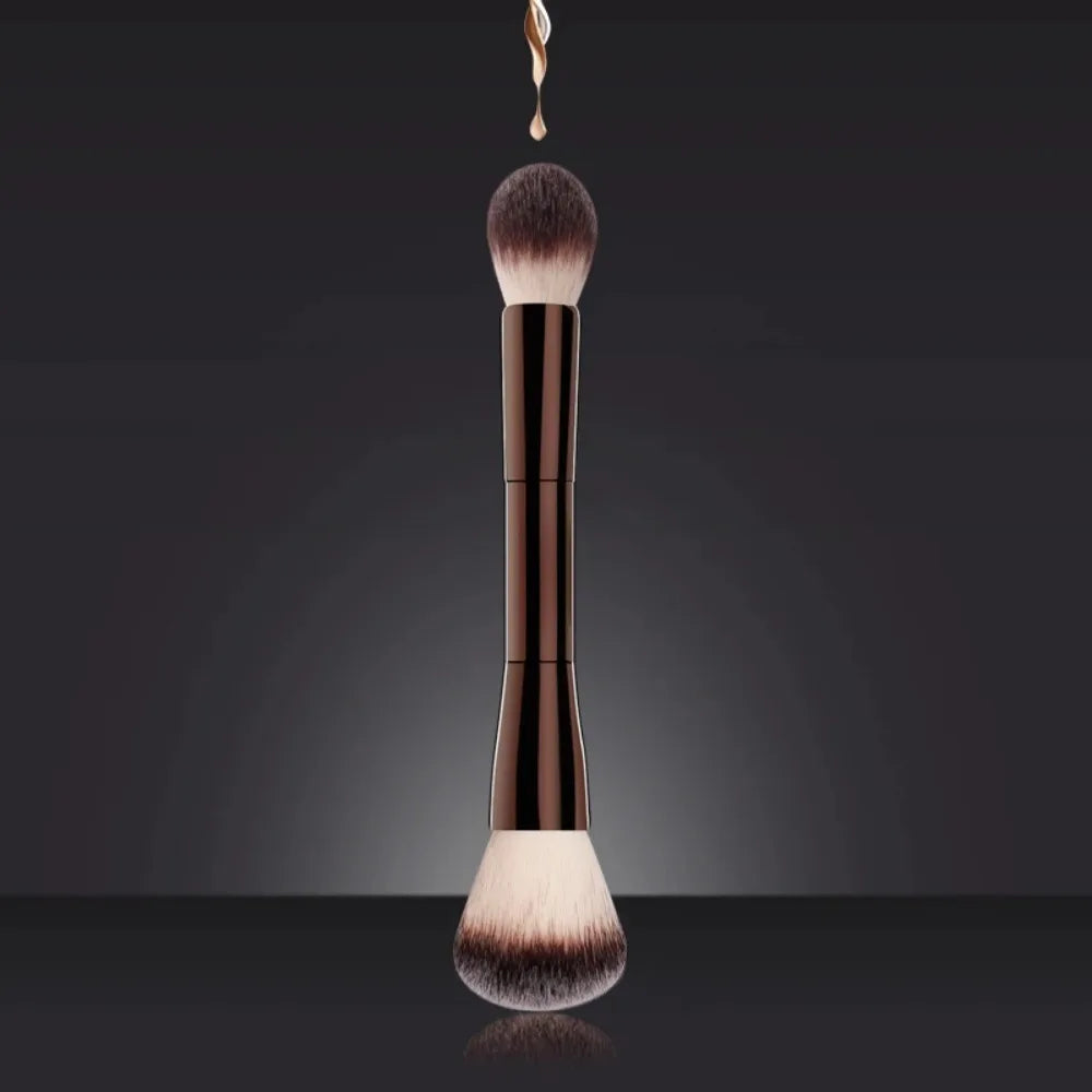Brocha de maquillaje de doble cabezal LuxuryGlow: fibra de lana suave, aplicación precisa y diseño elegante para iluminar, ruborizar y contornear.