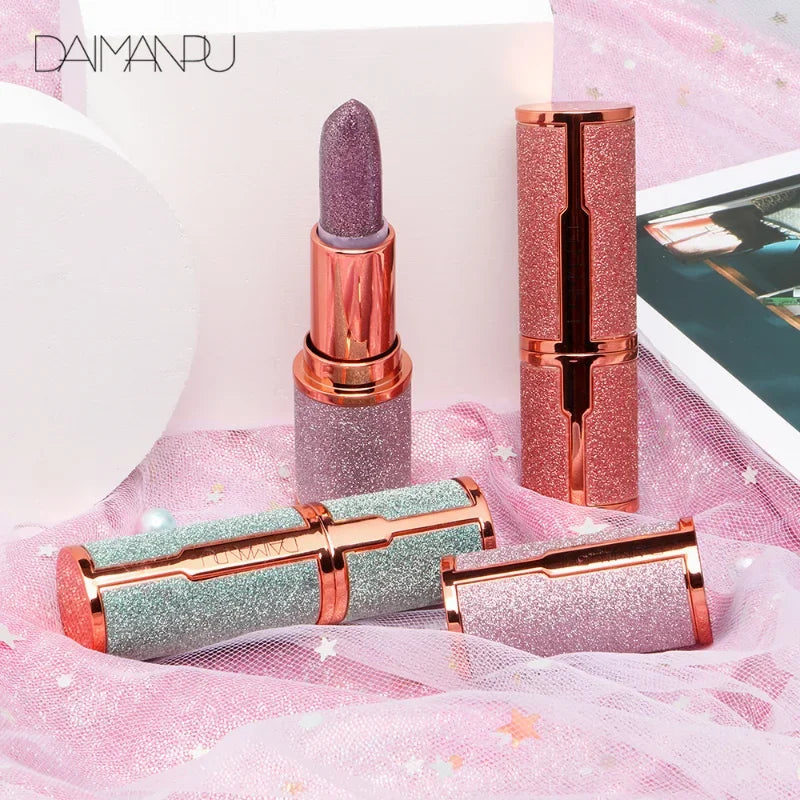 Lápiz labial LuxuryGlow con brillo que cambia de color: mate, hidratante y resistente al agua.