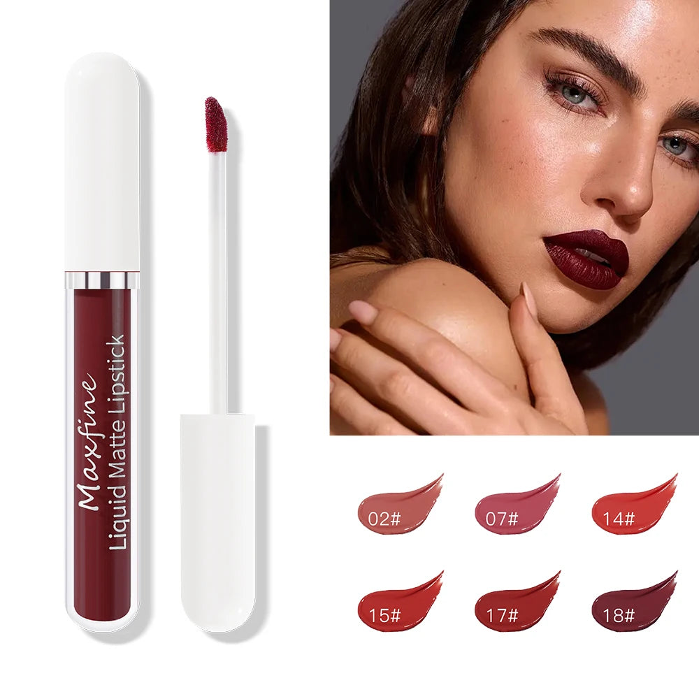 Lápiz labial líquido mate MAXFINE: alta pigmentación, resistente al agua y antiadherente.