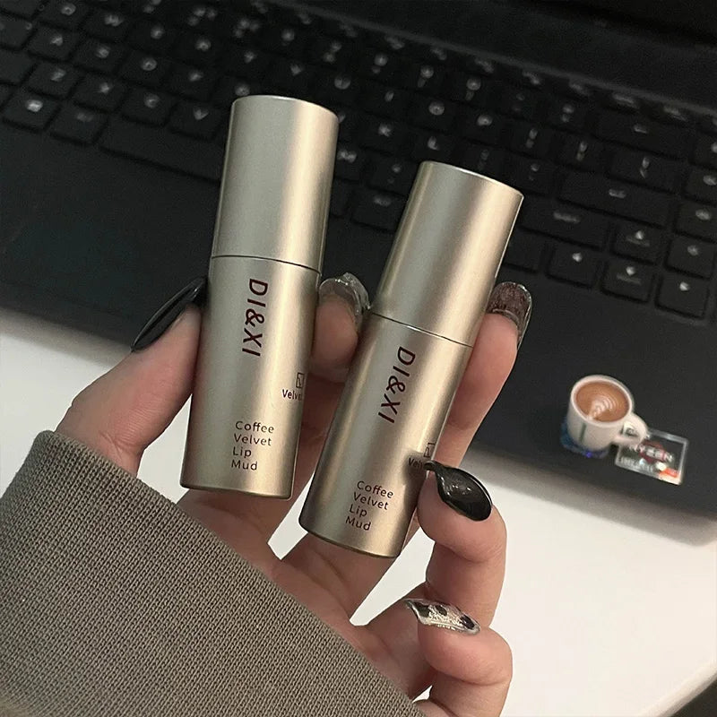 Mini brillo labial mate DIXI: acabado aterciopelado, tono latte, fácil de aplicar