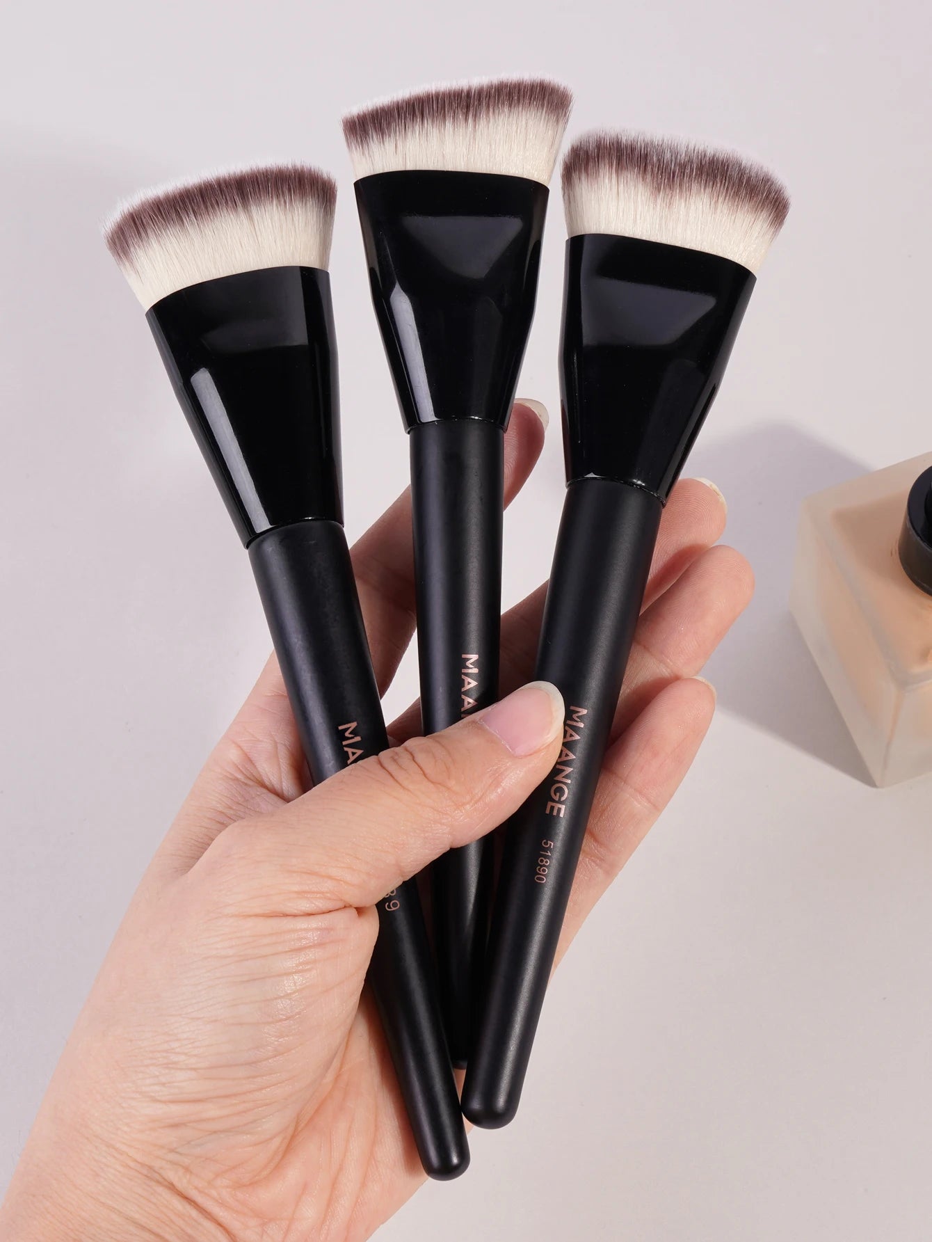 MAANGE 3pcs Foundation Makeup Brush Set – Flat, Angled & Round with Case